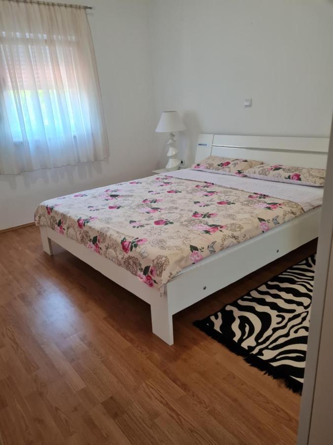 Apartment Nora Near The Beach Пула Екстериор снимка